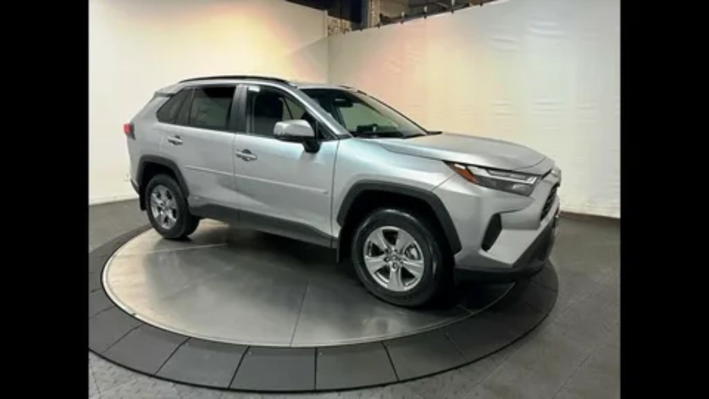 toyota rav4 le vs xle 2